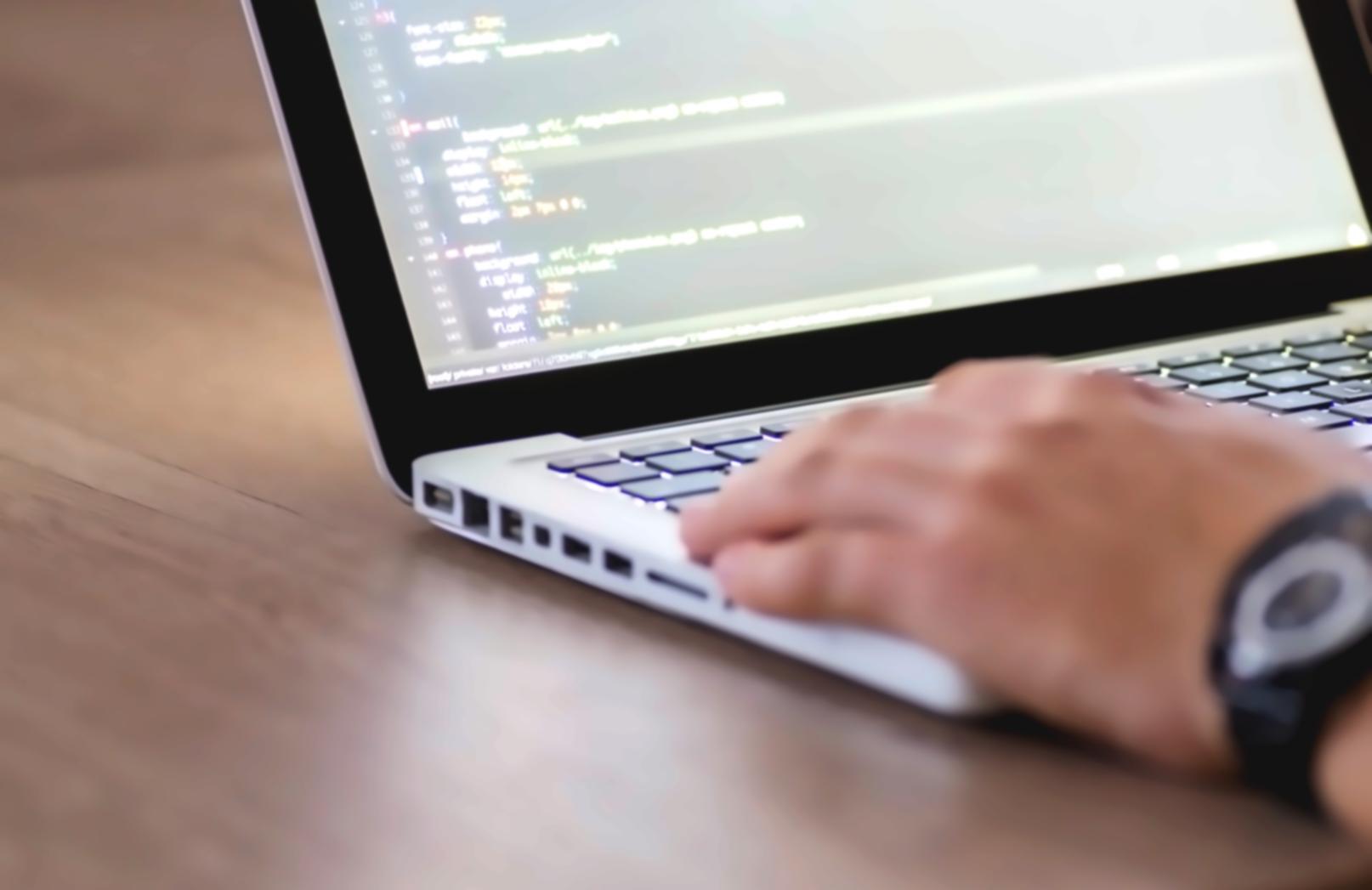 Studenti che lavorano insieme su progetti di design cromatico in aula moderna