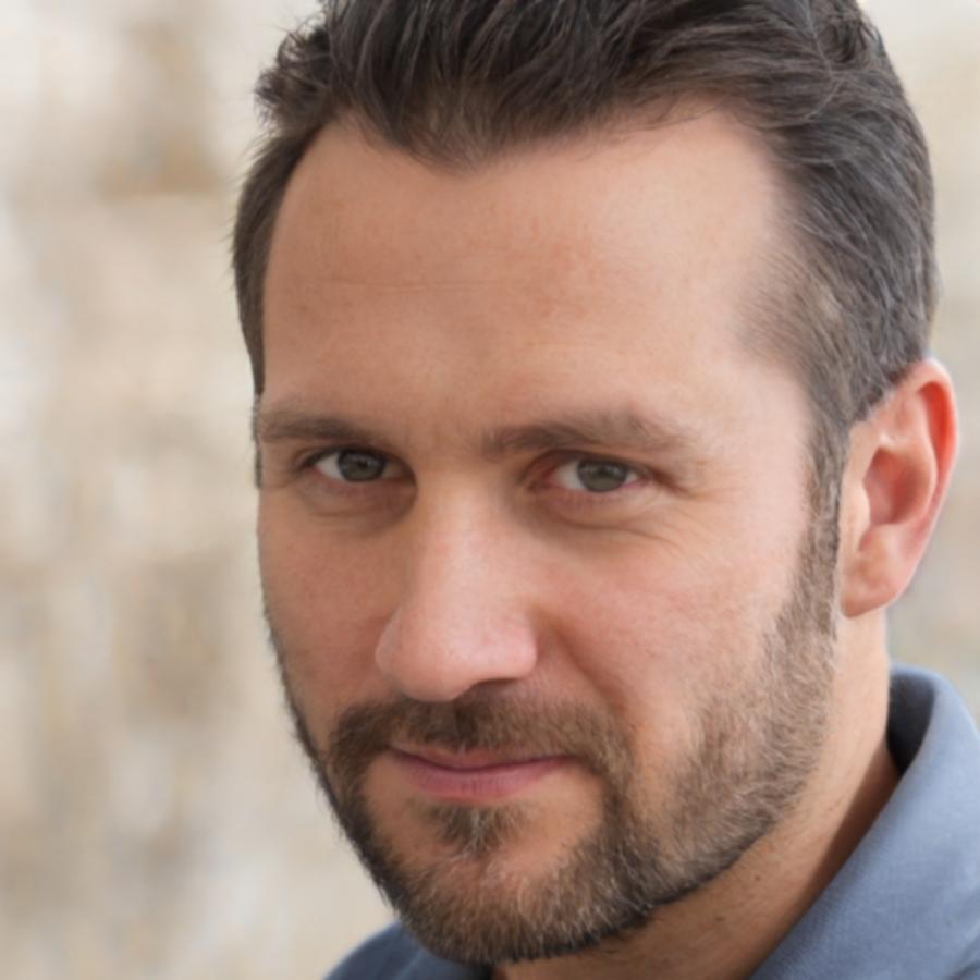 Ritratto professionale di Marco Santini, esperto UX